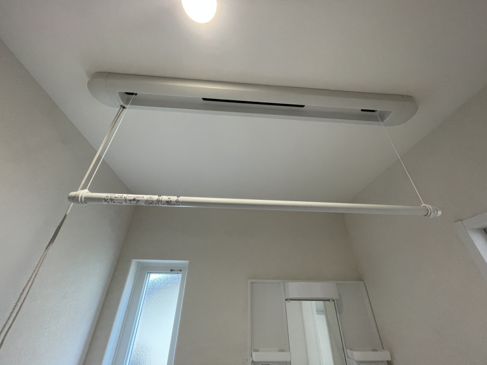 天井には収納式の物干し竿付き