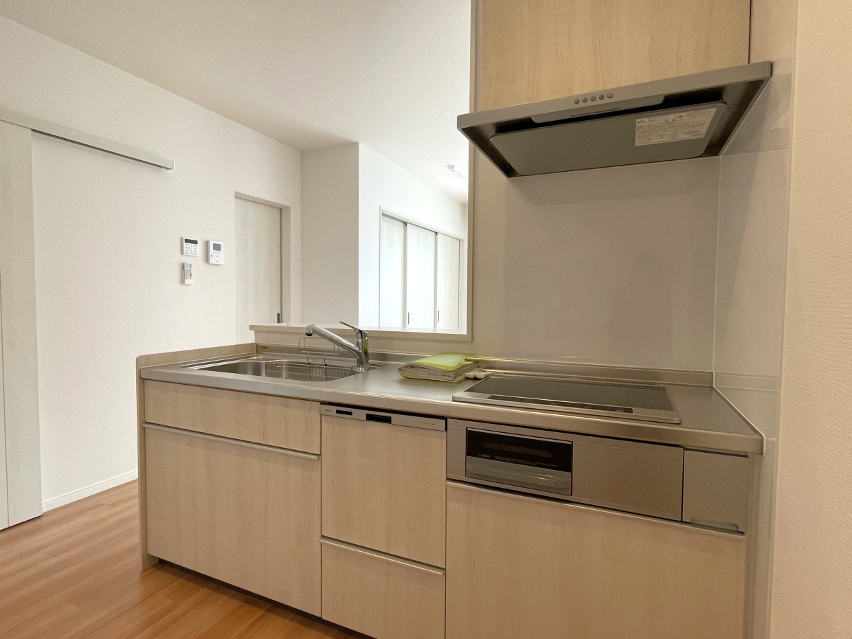 設備が充実した白色のキッチン