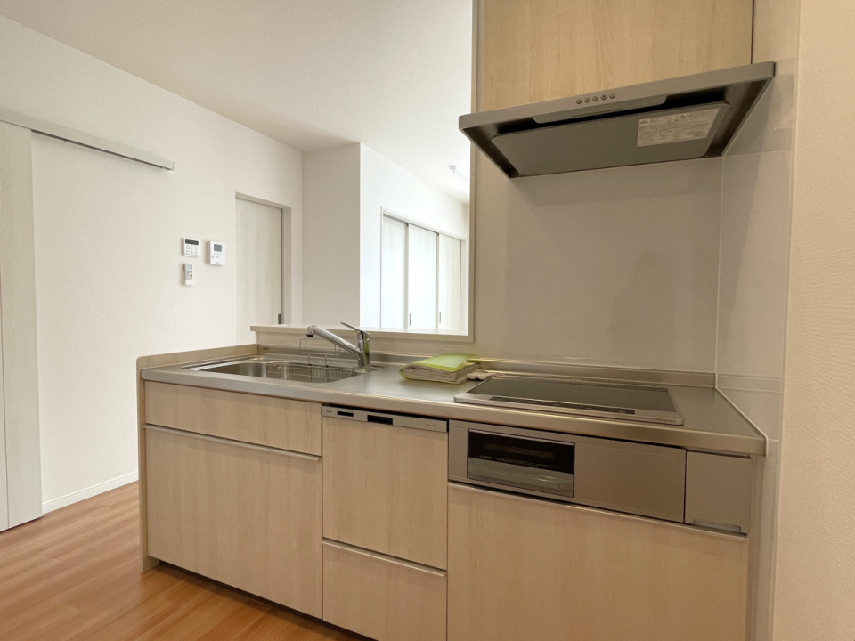 設備が充実した白色のキッチン