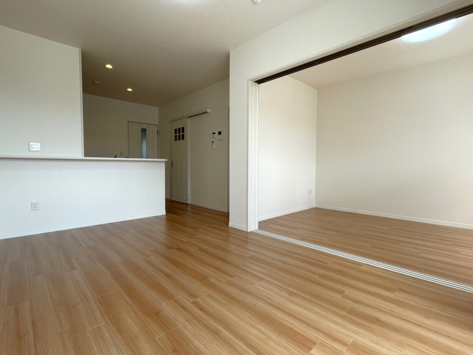 隣の洋室との扉を開けて使うこともできます