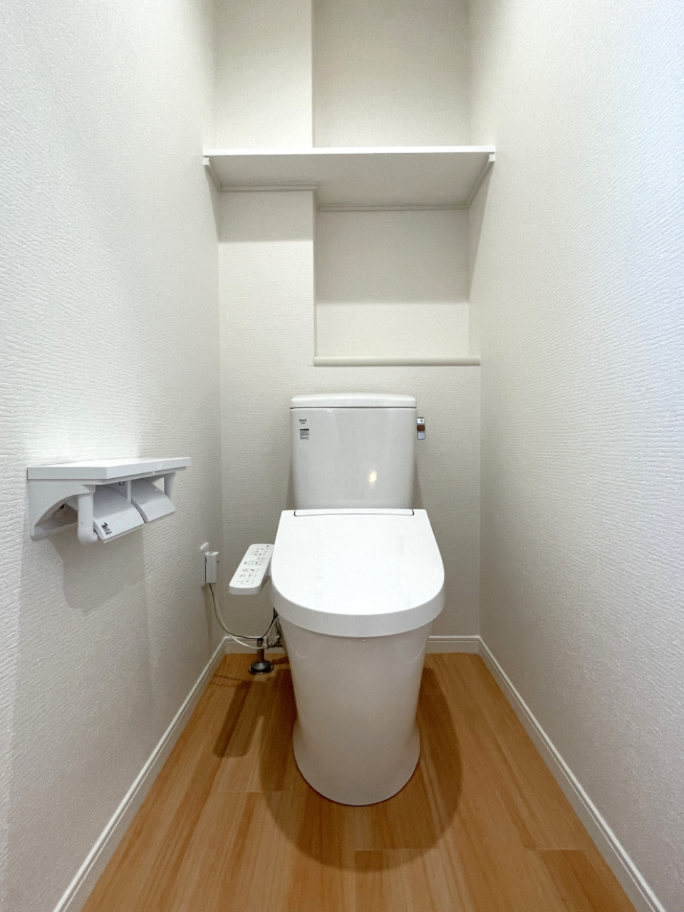 2階に上がってすぐにトイレ。棚付きです