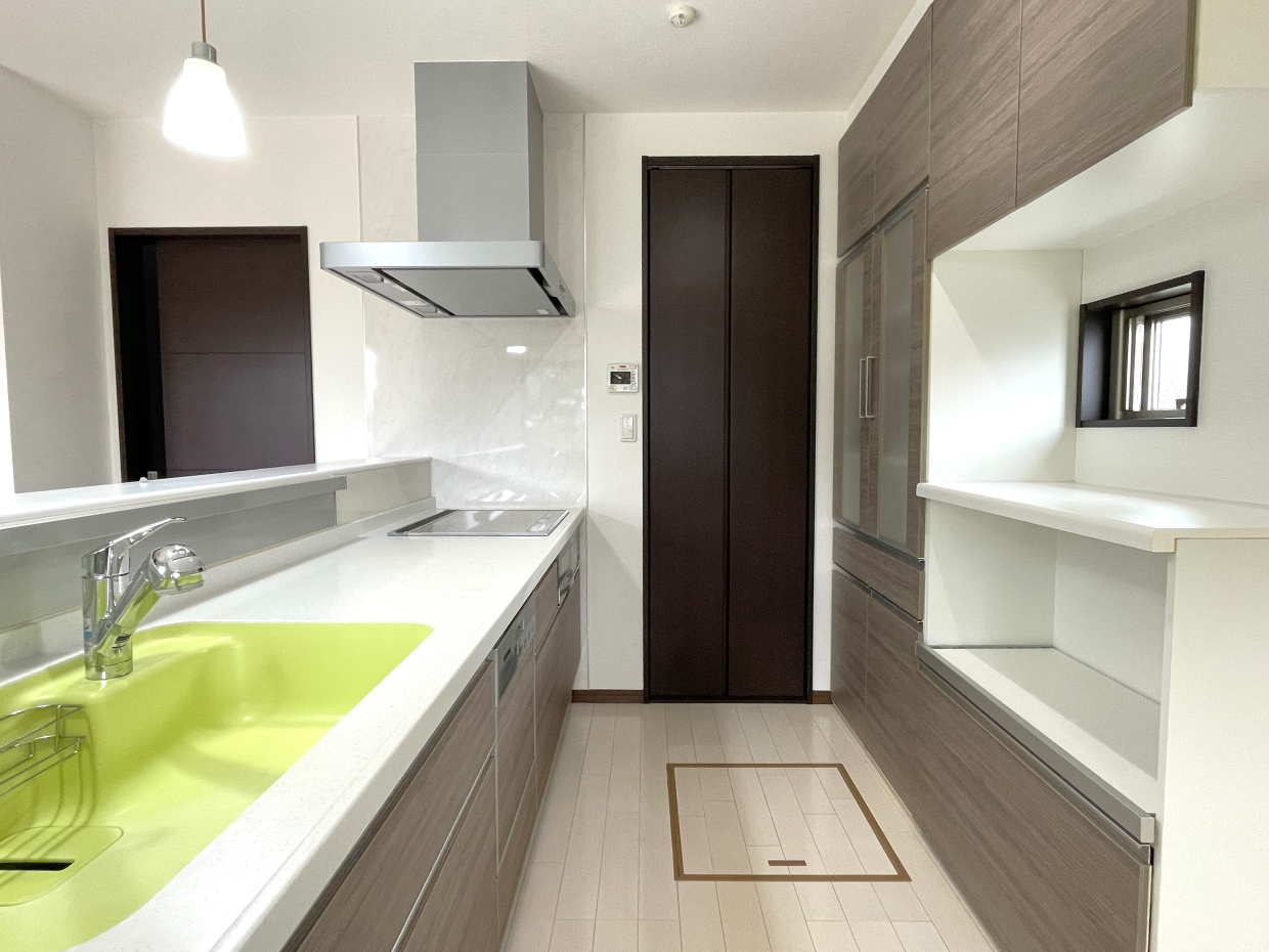 人気の対面式。棚と収納が充実