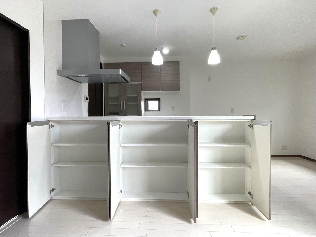 キッチン前にも収納棚付き