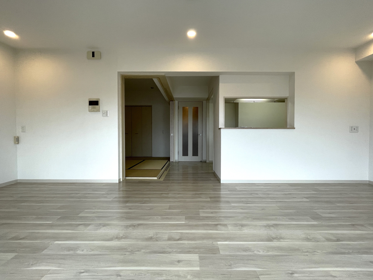 キッチン横に6帖の和室があります