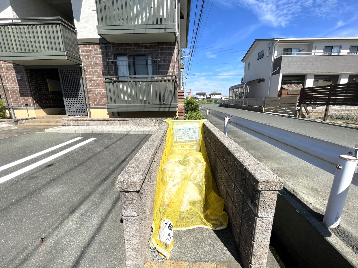 ゴミ置き場も敷地内に。