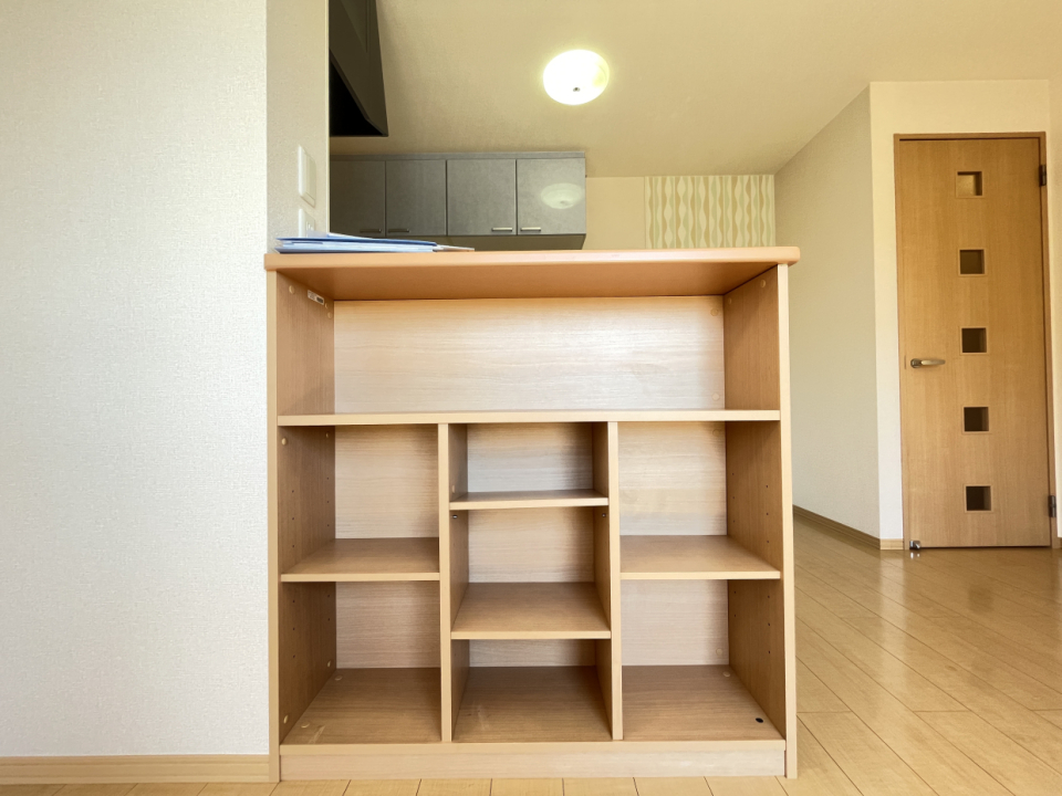 カウンターキッチン下は収納できる飾り棚付き