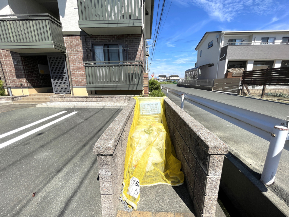 ゴミ置き場も敷地内に。