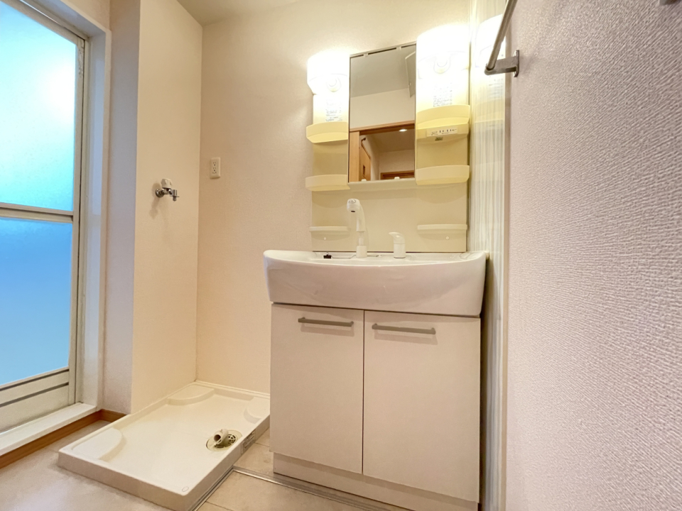 洗面所の壁紙もキッチンと同じです