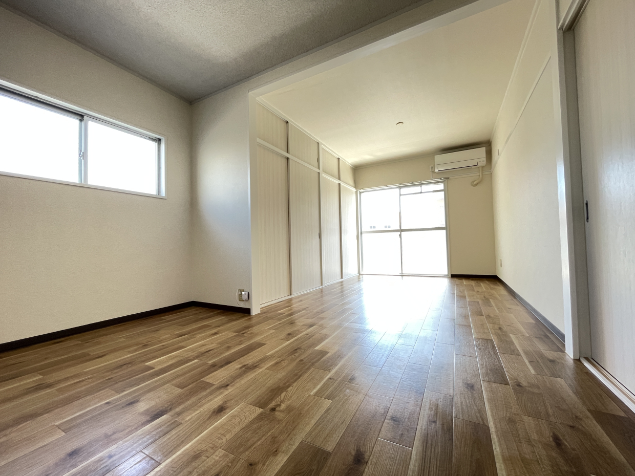 キッチン側から見たリビング。ダイニングと微妙に分かれてます。