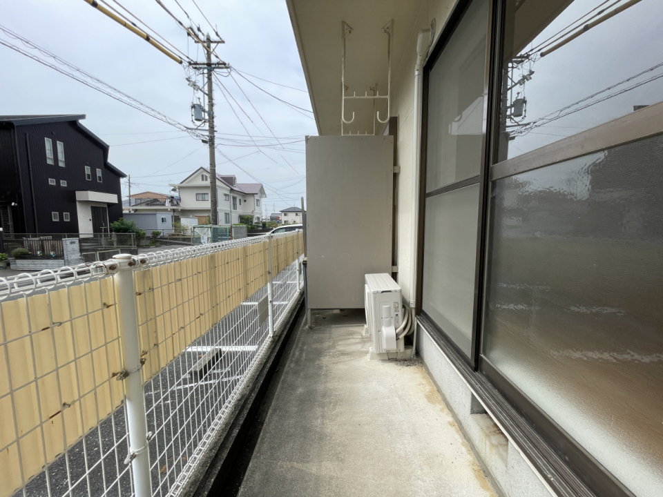 バルコニーは日当たり良好♪天気のいい日はお布団も干せます