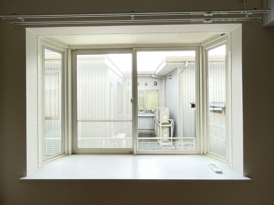 角部屋で2面採光なのは嬉しい。出窓には何を飾ろう？