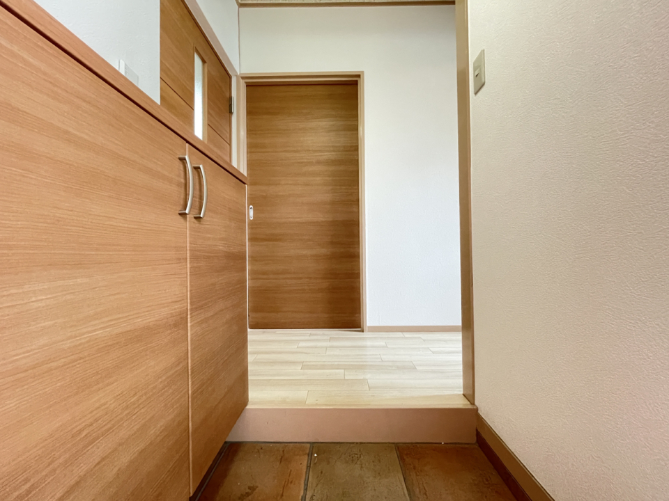 玄関からウッドテイスト