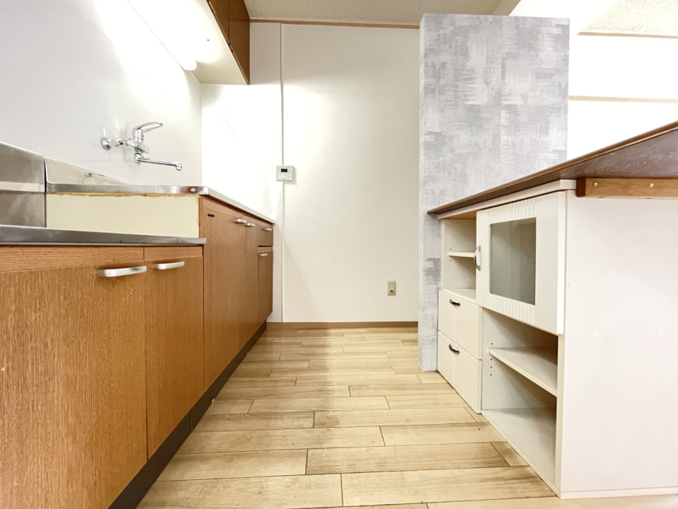 キッチンはカウンター式で収納棚があるのが嬉しいですね