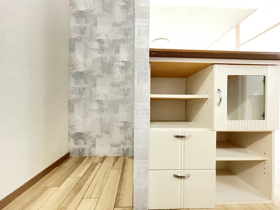 この棚に食器などしまって。