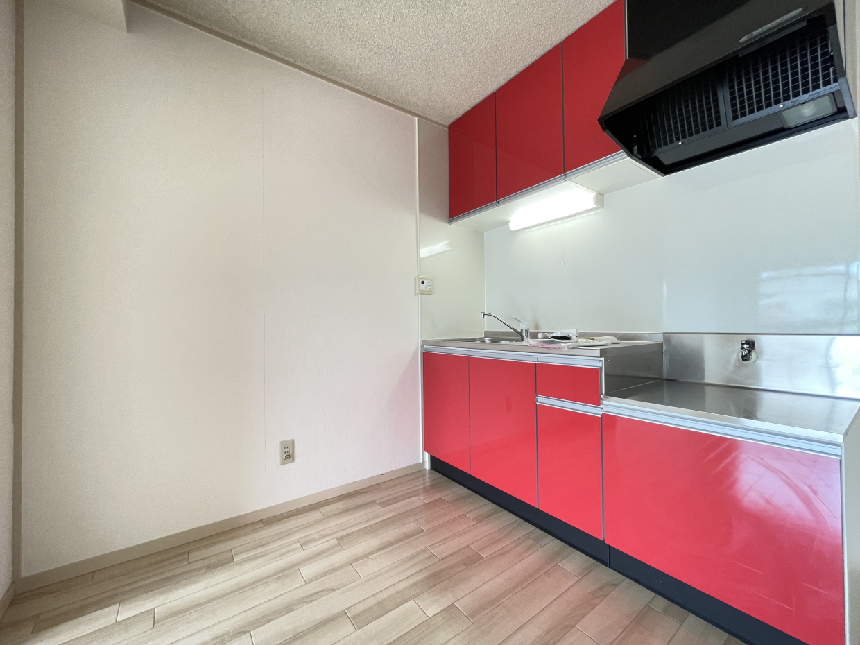 赤いシステムキッチンは、テンションがあがりそう♩
