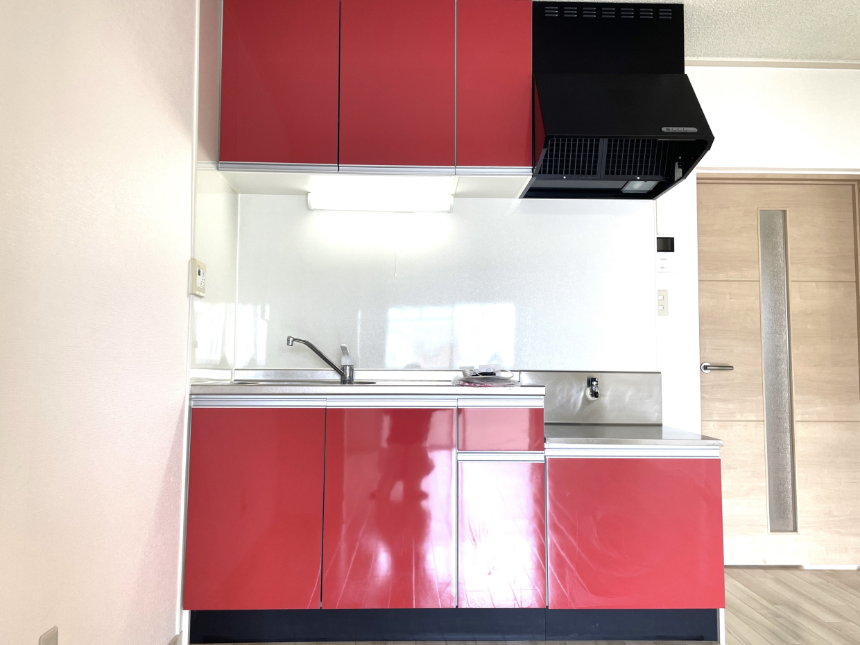 真っ赤なキッチンが目を惹く！！