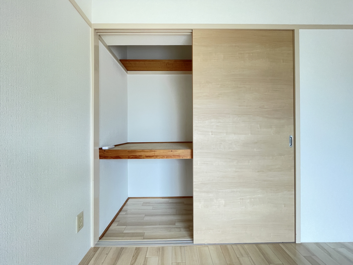 押し入れにお布団や洋服を収納して。