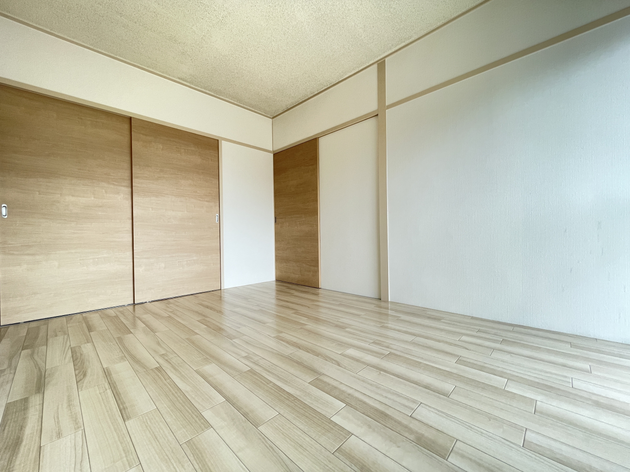 西側の洋室は６帖。押し入れ付き