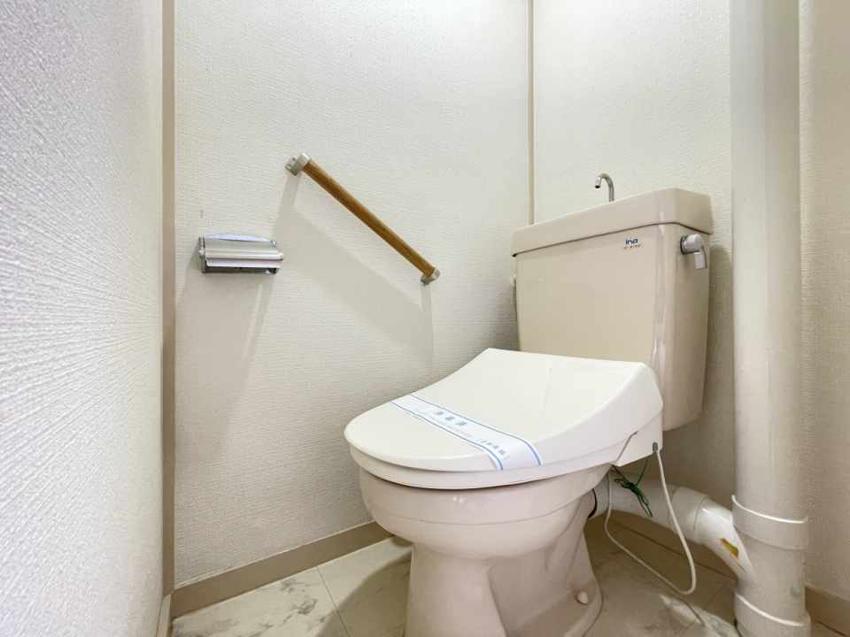 トイレは手すり付き