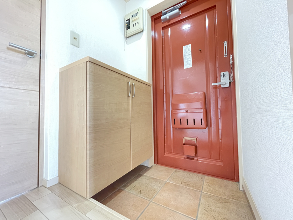 赤いドアが印象的な玄関