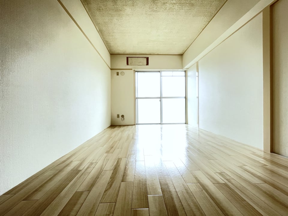 東側の洋室は7.5帖で明るいです