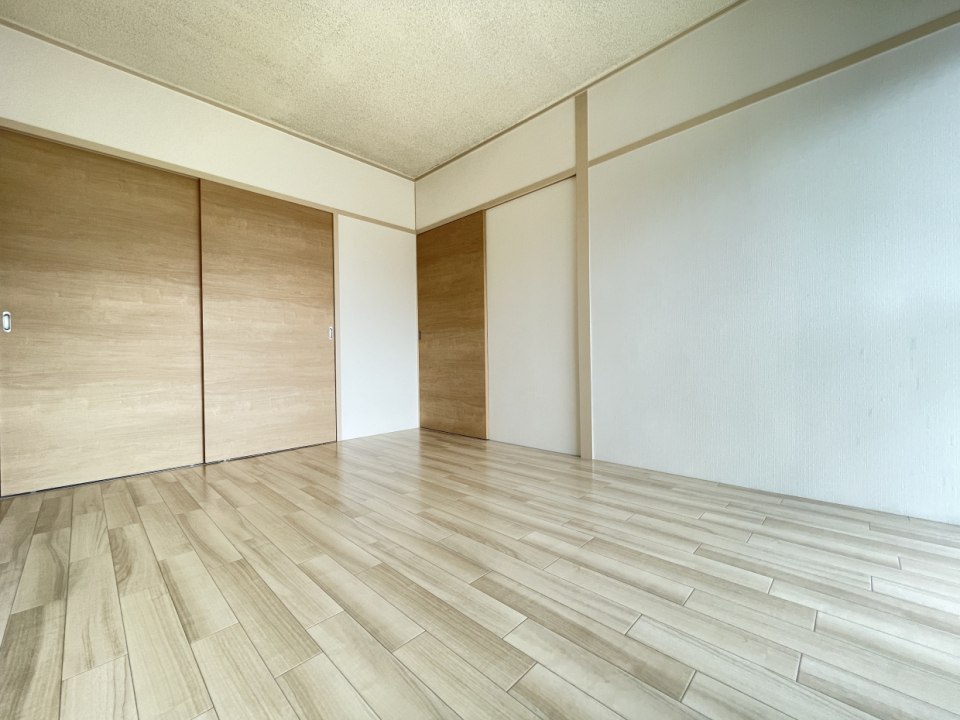 西側の洋室は６帖。押し入れ付き