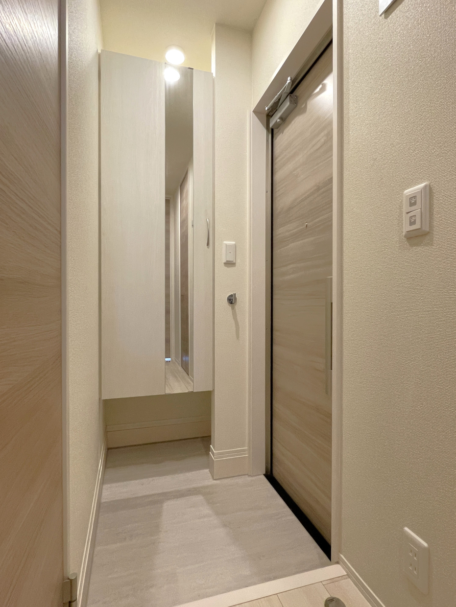 玄関には全身鏡付きのシューズボックス付