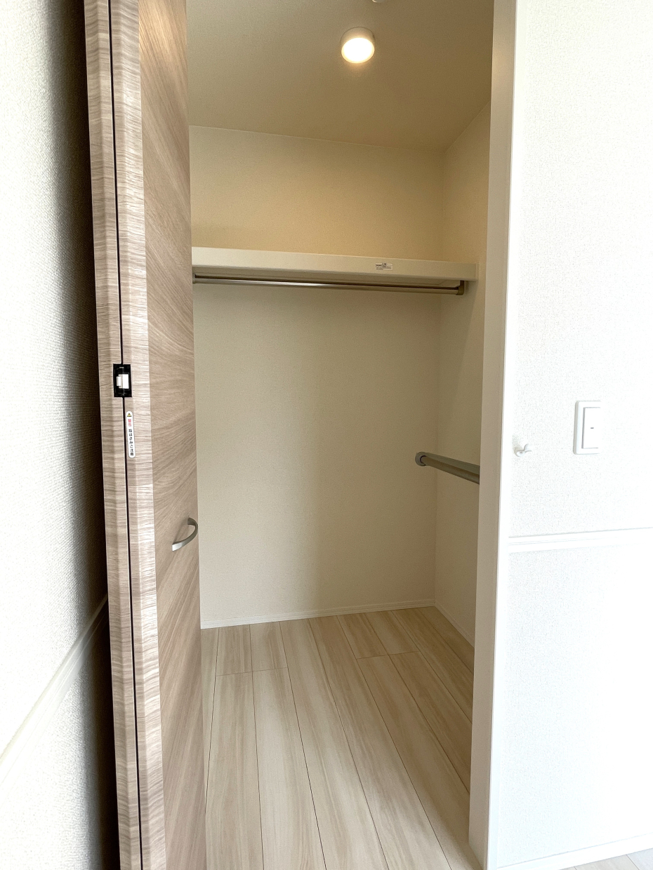 ウォークインクローゼットがついていて便利！