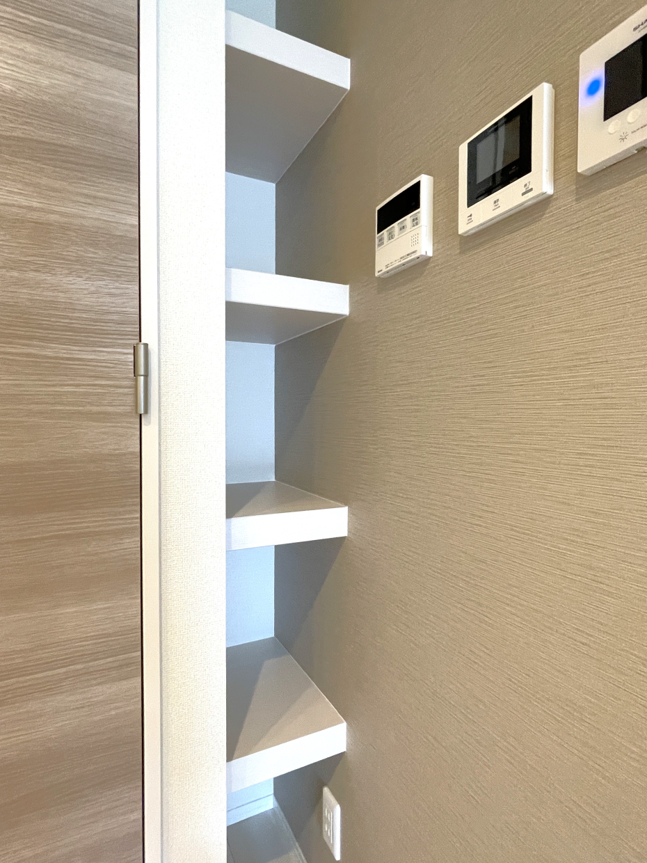 キッチン横にも棚があります