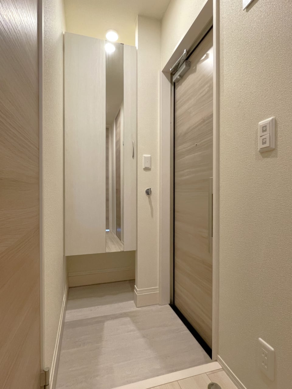 玄関には全身鏡付きのシューズボックス付