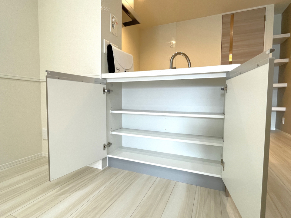 キッチン前には収納を完備〇