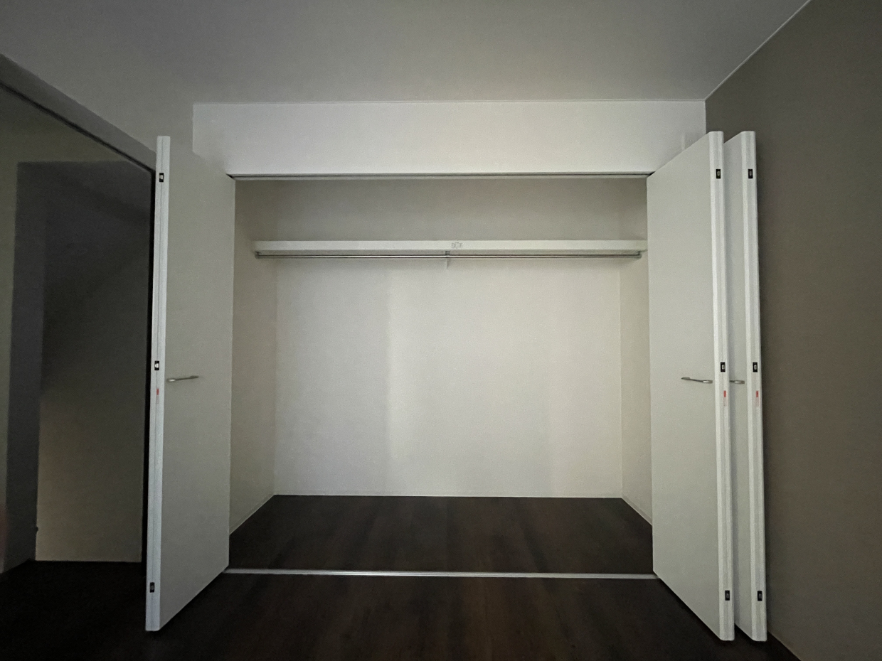 壁一面のクローゼット