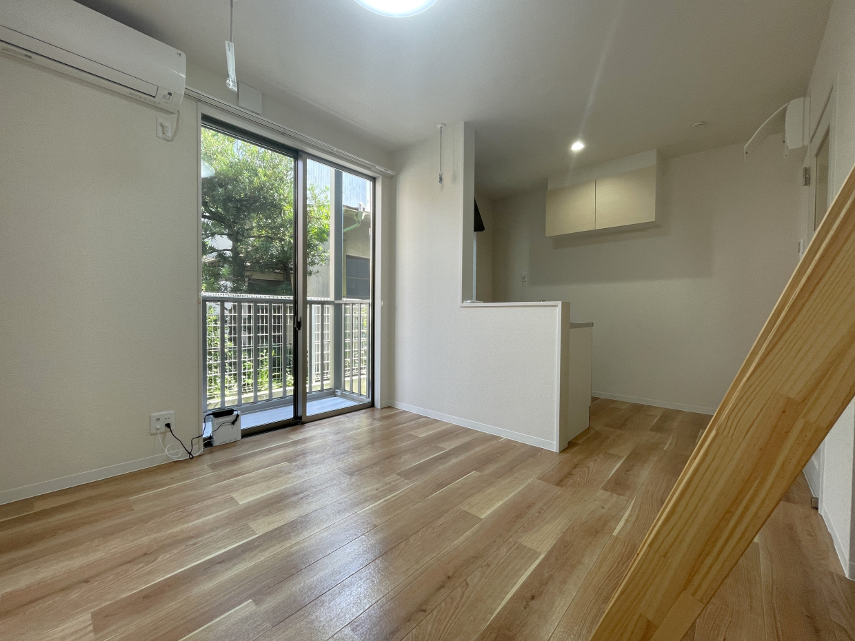 窓が大きいのでお部屋は狭めですが開放感があります