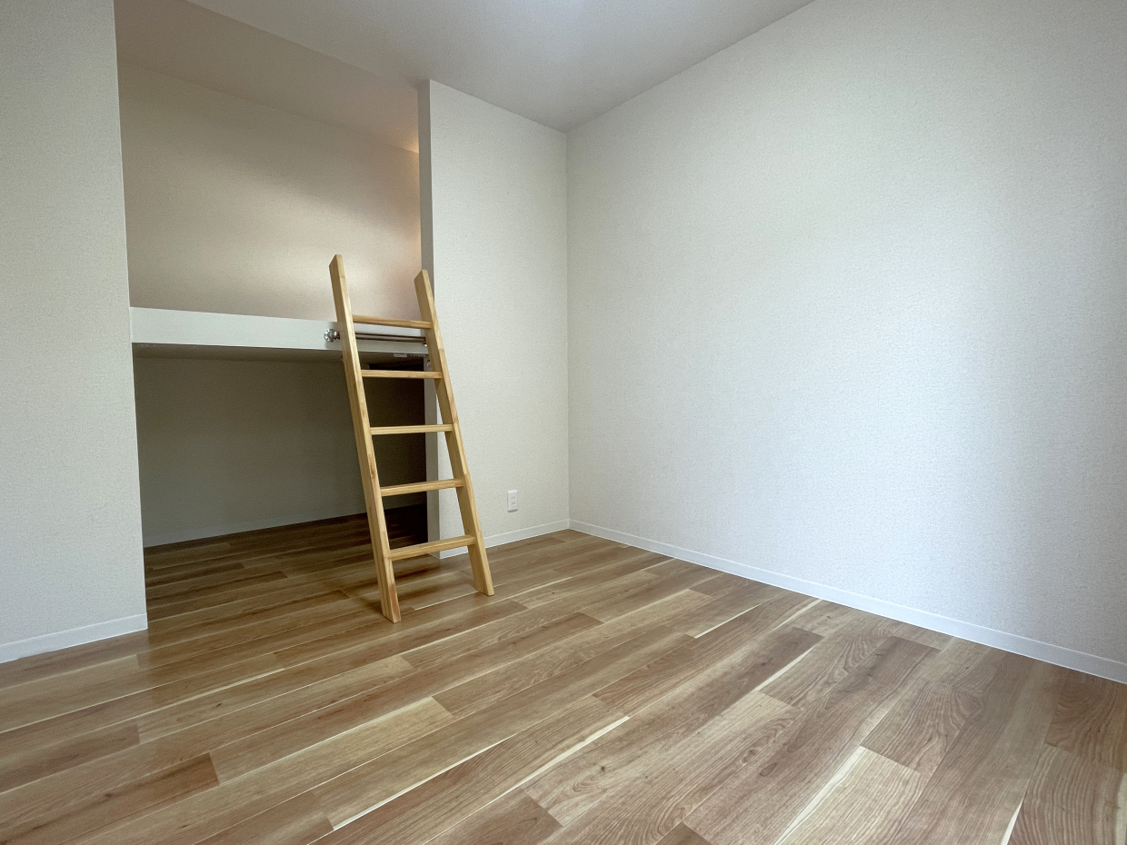 ロフトと、洞窟のような収納スペースがあります！