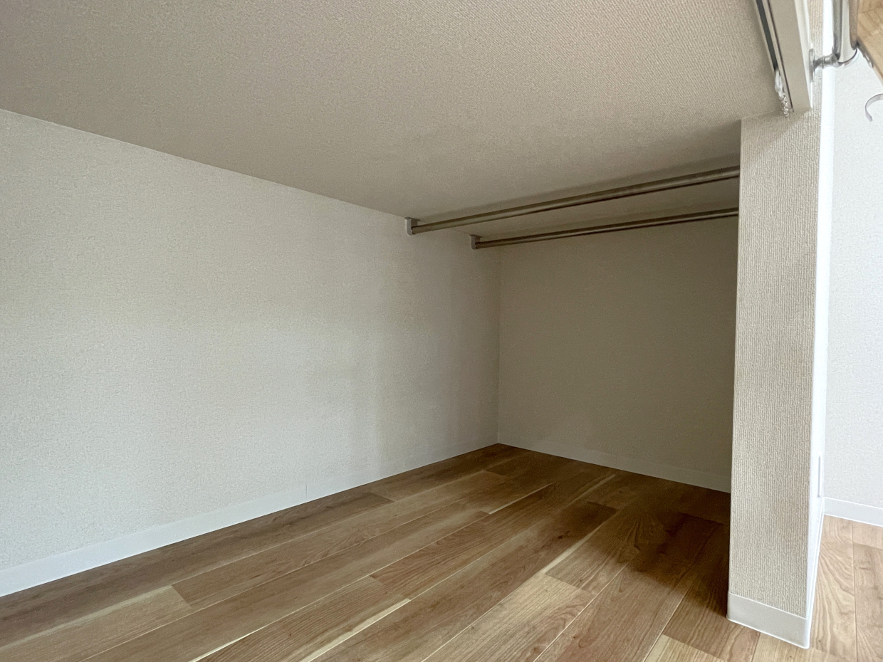 ハンガーポール付きで、入口にはカーテンをかけれるようにレールがついています