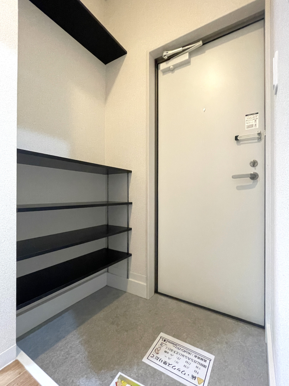 玄関。靴は見せる収納です