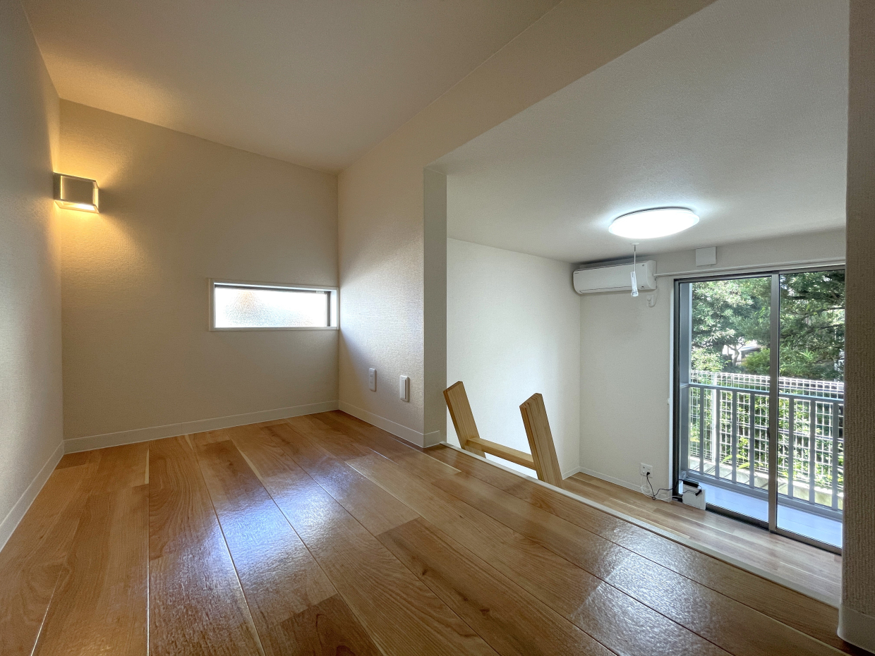 2.25帖のロフト。ライトと小窓付きで圧迫感がありません