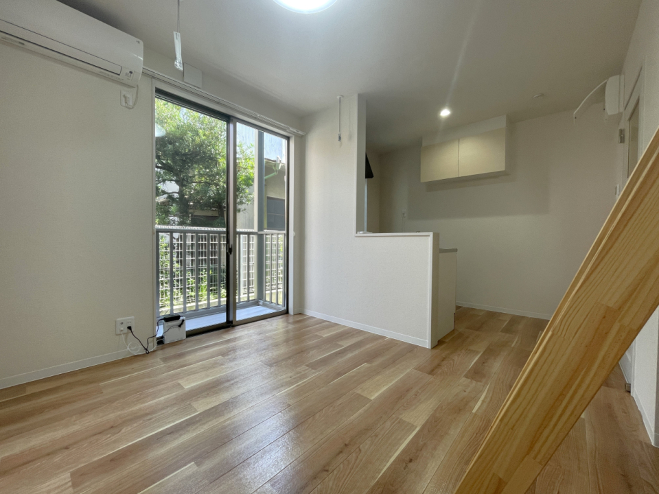 窓が大きいのでお部屋は狭めですが開放感があります