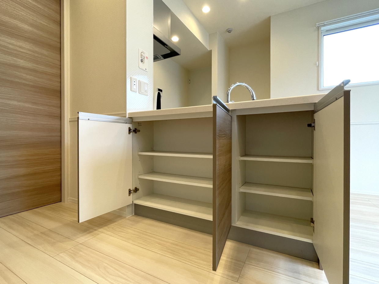 キッチン前にも収納あります
