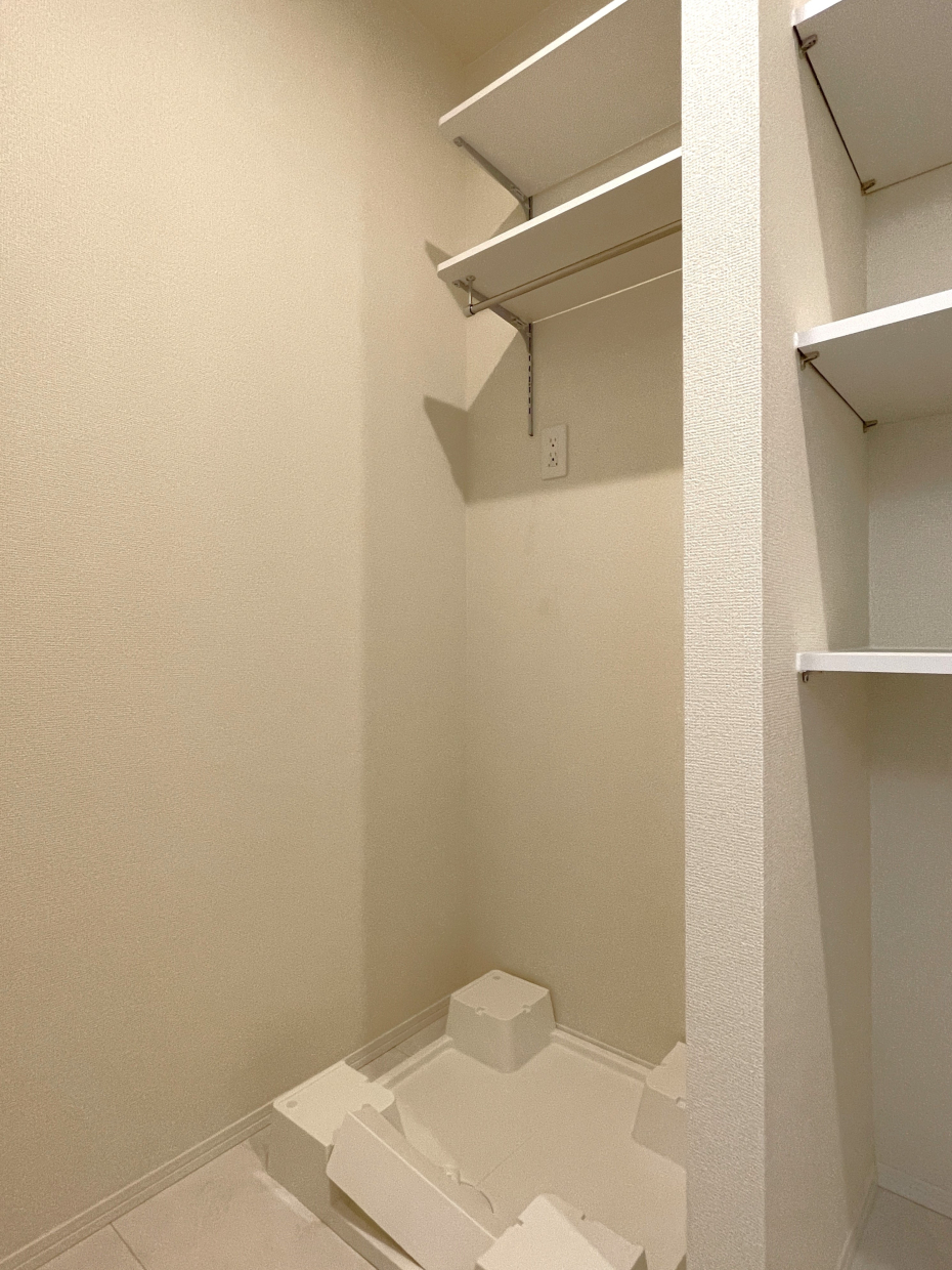 洗濯機置き場の上にも棚があります