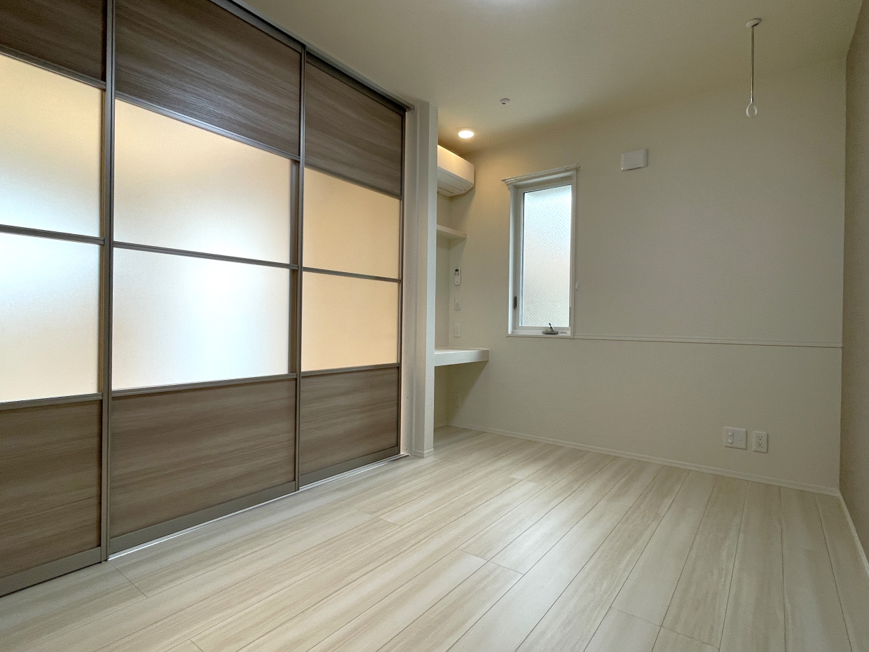 5.7帖の洋室。デスク付きです