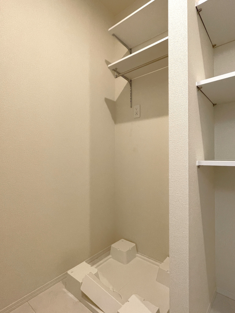 洗濯機置き場の上にも棚があります
