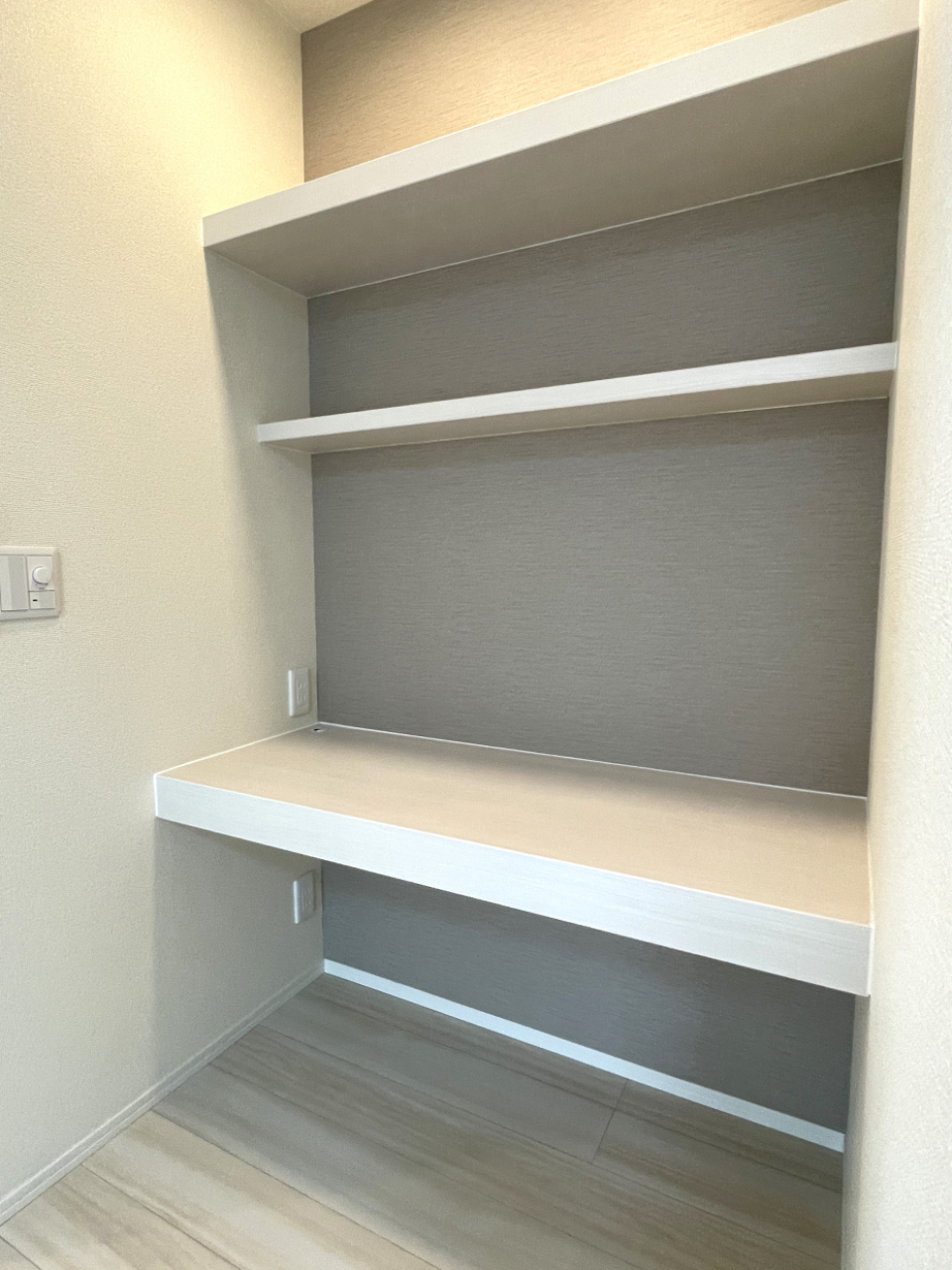 コンセント付きのデスクまで！仕事もはかどります