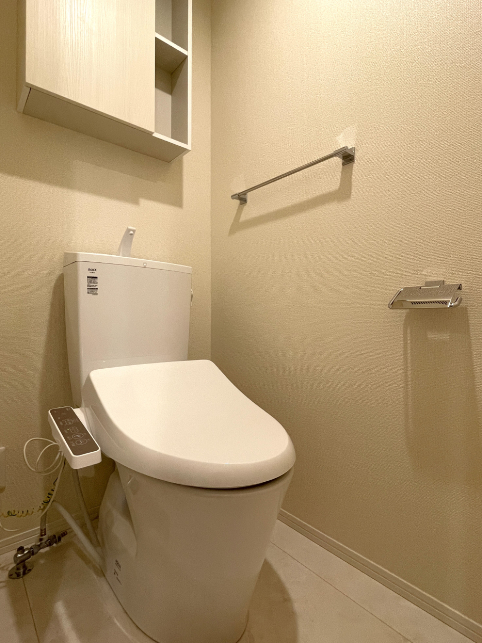 トイレにも収納棚つき