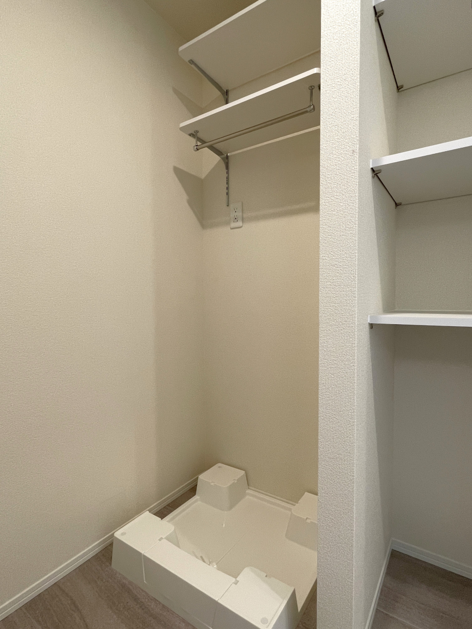 洗濯機置き場の上にも棚があります