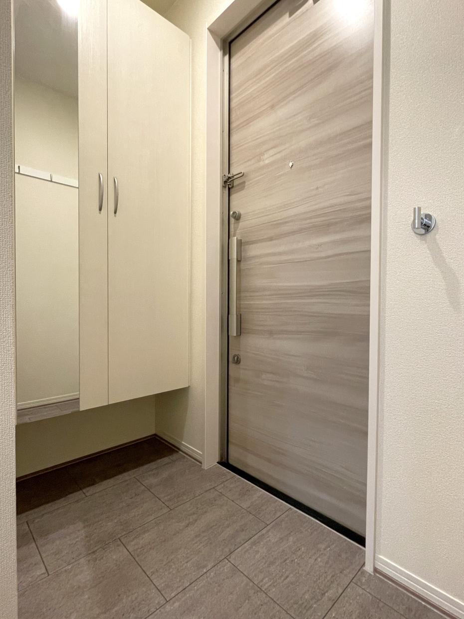 全身鏡つきのシューズボックス