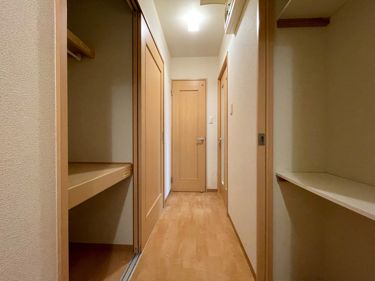 廊下にも収納スペースあります