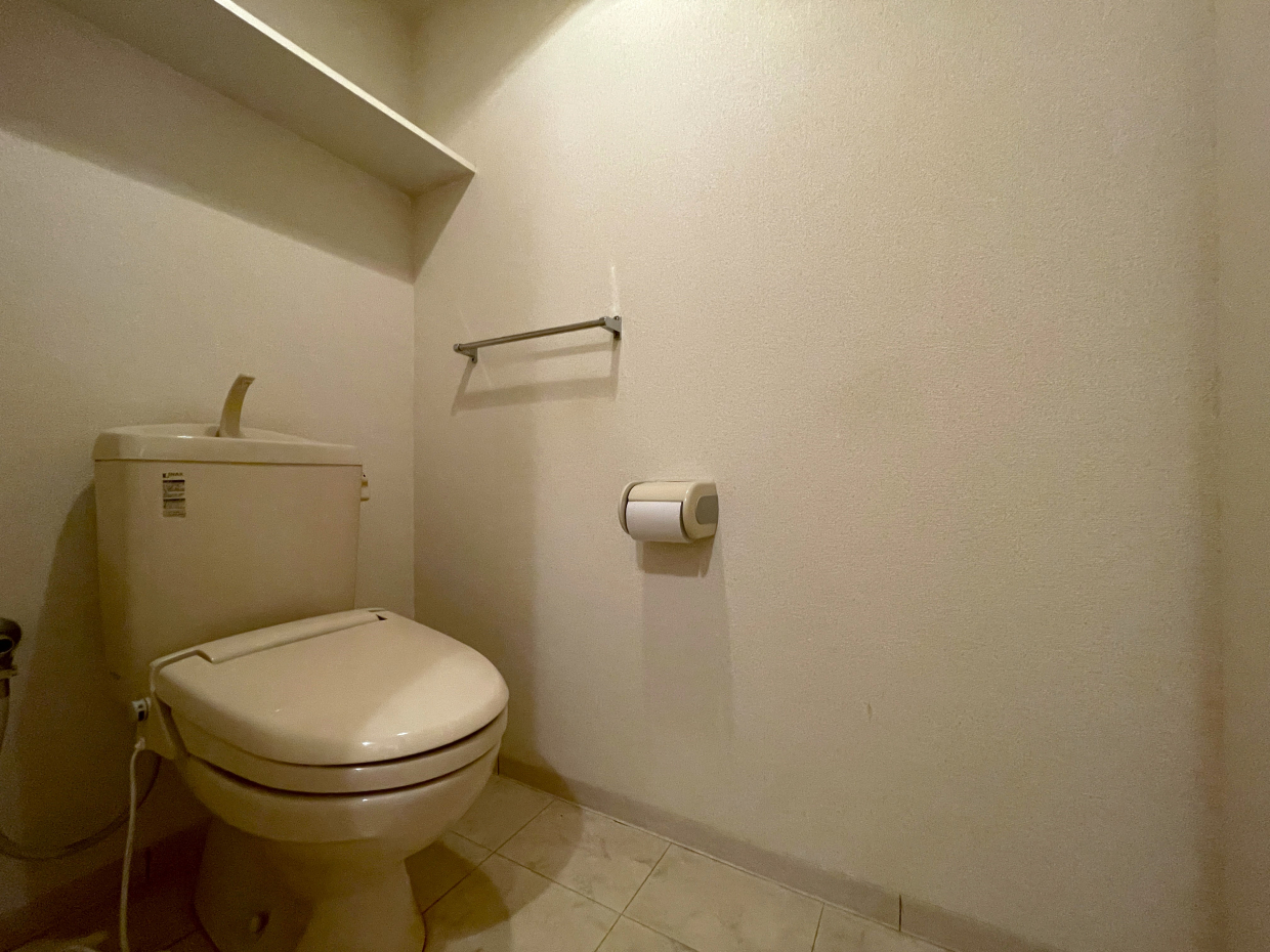 収納棚付きのトイレ