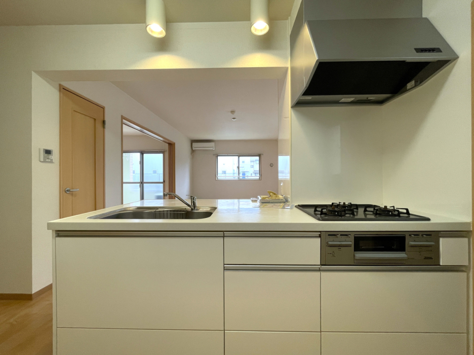 3口コンロ付きのシステムキッチン