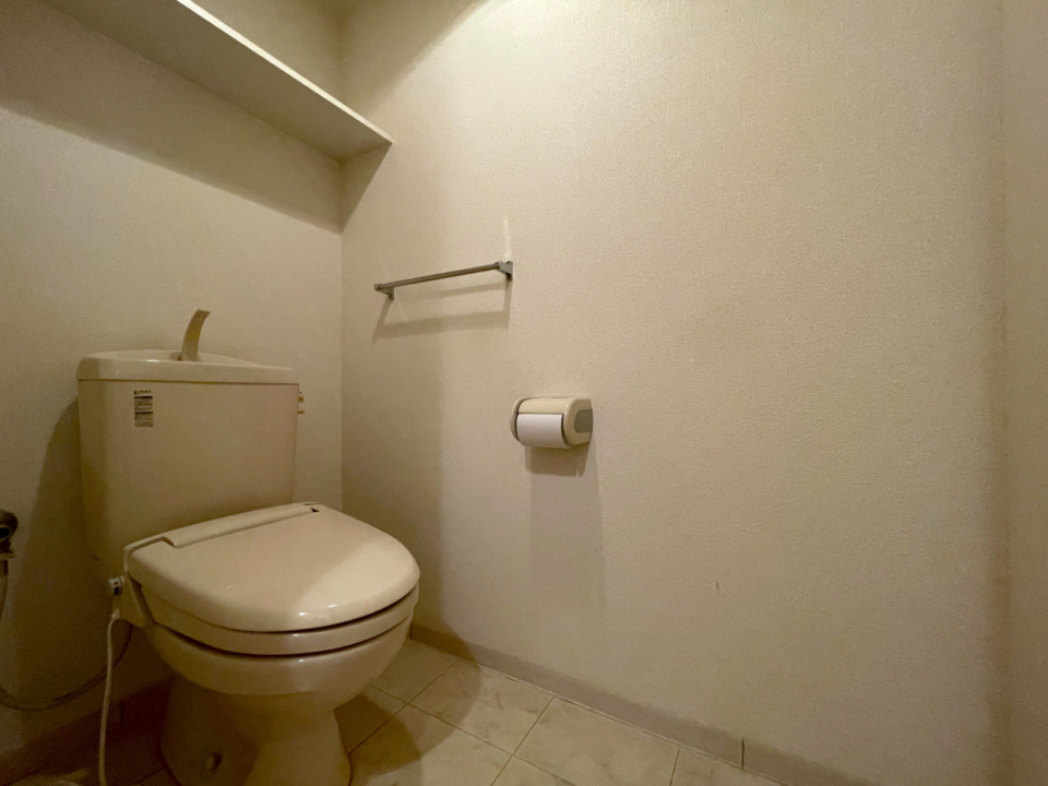 収納棚付きのトイレ